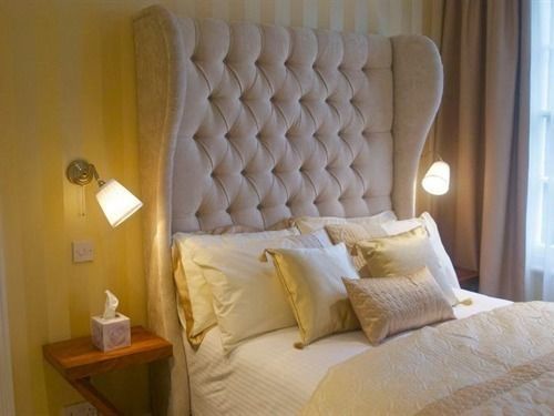 The Crown At Broad Hinton Hotel Buitenkant foto