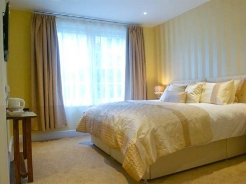 The Crown At Broad Hinton Hotel Buitenkant foto