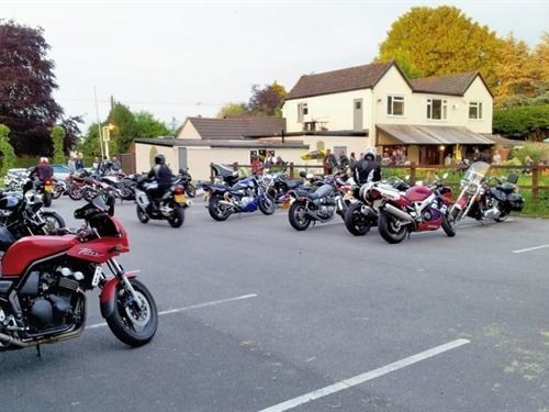 The Crown At Broad Hinton Hotel Buitenkant foto